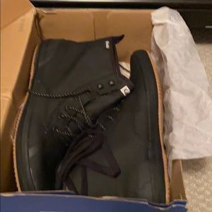 A pair of mid top keds